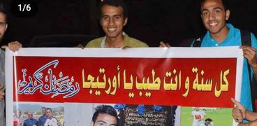 محمود كهربا يرفع لافتة عليها صورة شقيقه فتحي