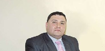 الدكتور عبدالقادر عزوز