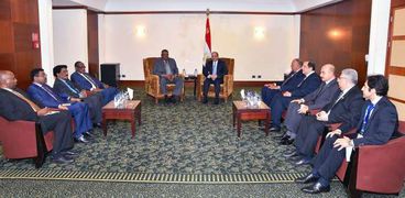 الرئيس خلال لقاءه الفريق اول بكري حسن النائب الاول لرئيس السودان