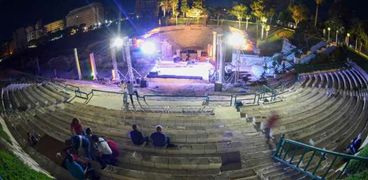 تجهيزات مهرجان المسرح الروماني في الإسكندرية