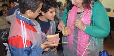 جانب من ورشة تعليم الأطفال صناعة الفخار