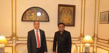 السفير الهندي أجيت جوبتا مع الموسيقار الهندي «أي أر رحمان»