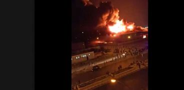 صورة من حريق أحد مصانع الأسفنج بالعبور