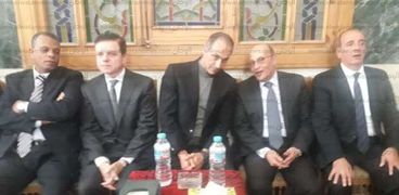 بالصور| بينهم "آل مبارك".. شخصيات عامة ومسؤولون في عزاء زوجة فتحي سرور