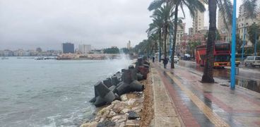 ارتفاع الأمواج على شواطئ الإسكندرية