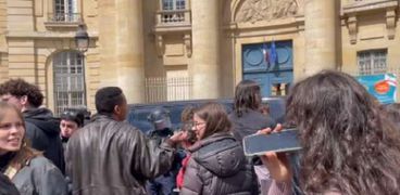 تجمع الطلاب أمام معهد الدراسات السياسية في باريس