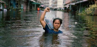 بالصور| بـ"العالم يغرق".. مصور يلفت الأنظار إلى أزمة الفيضانات من خلال عدسته