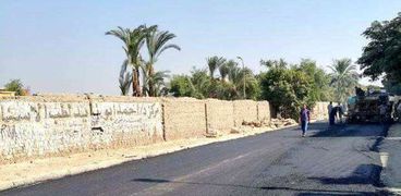 رصف عدد من الطرق بمدينة طهطا بسوهاج
