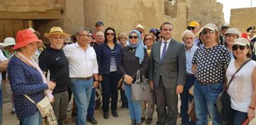 نائب وزير السياحة خلال تواجدها مع السياح بالأقصر