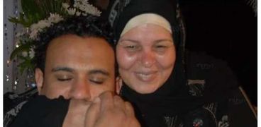 محمود الليثي مع والدته