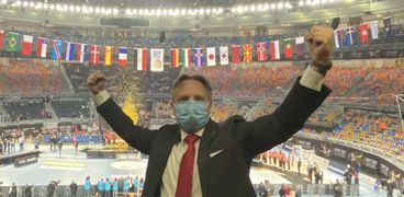 سفير الدنمارك بالقاهرة سڤند أولينج يحتفل بفوز بلاده بكأس العالم لكرة اليد