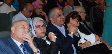 «الجبالى» وعدد من الخبراء أثناء مؤتمر الإعلان عن نتائج الدخل والإنفاق السنوى للأسرة المصرية