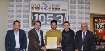 مصطفى قمر مع قيادات راديو النيل