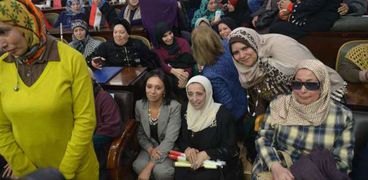 مايا مرسي وسط النساء بالقاعة
