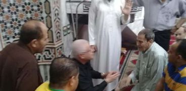 رئيس حى البساتين مع الأهالى داخل المسجد