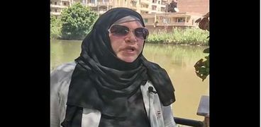 السيدة هناء زكي، مصورة فيديو اعتداء كمسري في قطار منوف على مواطن أمام ابنته
