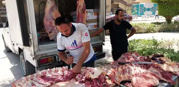 منفذ لبيع اللحوم بأسعار مخفضة داخل جامعة حلوان