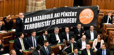 بالصور| البرلمان المجري يرفض مراجعة دستورية مناهضة للهجرة عرضها رئيس الوزراء