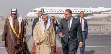 بالصور| الشيخ سلطان القاسمي حاكم الشارقة يصل إلى القاهرة