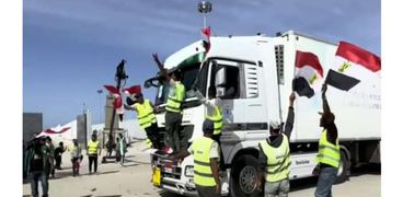 الشاحنات المصرية أثناء عودتها من قطاع غزة