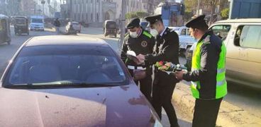 ضباط يوزعون الورود والحلوى بشوارع الغربية
