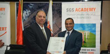 محمد سعيد رئيس شركة المينا يتسلم شهادة الأيزو