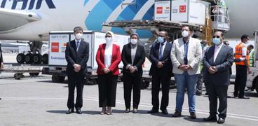 وزيرة الصحة خلال استقبالها أول دفعة من المادة الخام لـ«سينوفاك» بمطار القاهرة 
