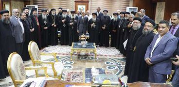 محافظ المنيا يستقبل وفد الكنيسة