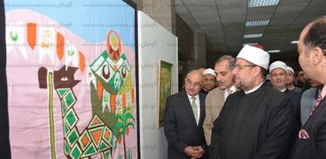 وزير الأوقاف يتفقد معرض "الحرف العربي " بجامعة أسيوط   