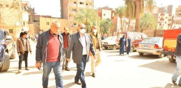 محافظ اسيوط يرافقه محمدبشير رئيس حى غرب خلال جول التفقده