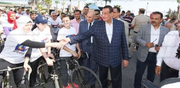 محافظ البحيرة يعطى إشارة انطلاق مهرجان الدراجات للشباب والرياضة