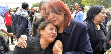 الدموع سيطرت على أسر الشهداء أثناء تشييع الجنازات بالإسكندرية