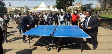 رئيس جامعة عين شمس يلعب «البينج بونج»