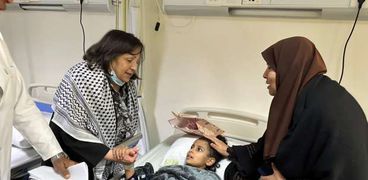 وزيرة الصحة الفلسطينية تتفقد الجرحى الفلسطينيين بمستشفى العريش