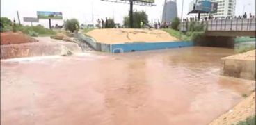 مياه الفيضانات تحاصر سقادي في السودان.. وتتسبب في انهيار 28 منزل كلياً