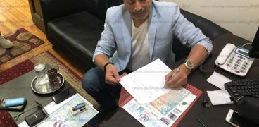 تامر أمين أثناء انهاء أوراق استخراج تصريح مزاولة النشاط الإعلامي بنقابة الإعلاميين اليوم