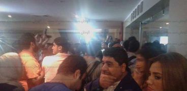 بالصور| الأمن يفقد السيطرة على معجبي تامر حسني في عرض "أهواك" الخاص