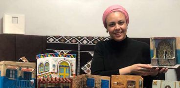«خديجة» مع مشروعاتها من مصغرات البيوت المصرية