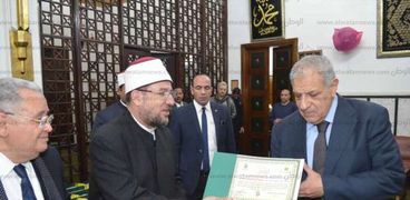 مجلس إدارة مسجد الإمام الحسين ينعقد برئاسة محلب ويكرم شركة كوين سرفيس