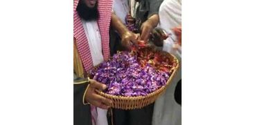 رئاسة الحرمين توزع حلوى بمناسبة العيد في الحرم