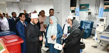 وزير الأوقاف في زيارته للمستشفى