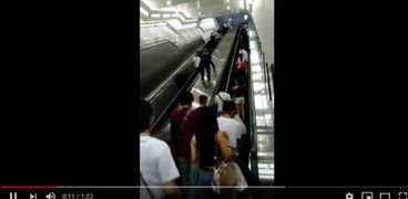 مقطع فيديو أغرب طريقة لصعود السلالم المتحركة في الصين