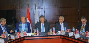 "عرفات" يجتمع مع مميش لحسم دراسة اقتصادية لتطوير الموانئ المصرية