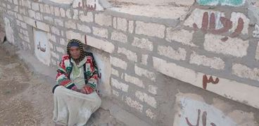 «أم أيمن» فقدت 4 من أبنائها وتجلس بجوار مقابرهم منذ 33 عاما.. عدى الزمن والوجع مستمر