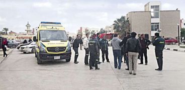 رجال الإسعاف أثناء نقل زملائهم المصابين بعد استهدافهم بقذيفة «آر بى جى»