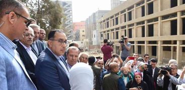 دكتور مصطفى مدبولي رئيس الوزراء أمام مبنى مستشفى ميت غمر العام