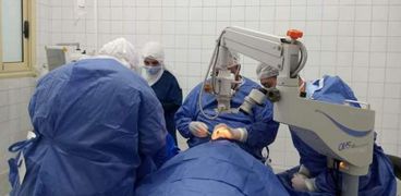 الأطباء أثناء إجراء الجراحة