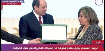 الرئيس السيسي يكرم السفيرة منى عمر