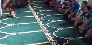 «عماد» يصلي وخلفه الأطفال