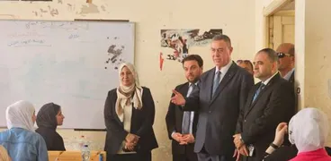 السفير الفلسطيني يتفقد لجان الثانوية العامة